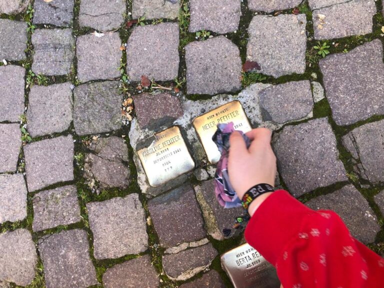 Putzaktion Stolpersteine