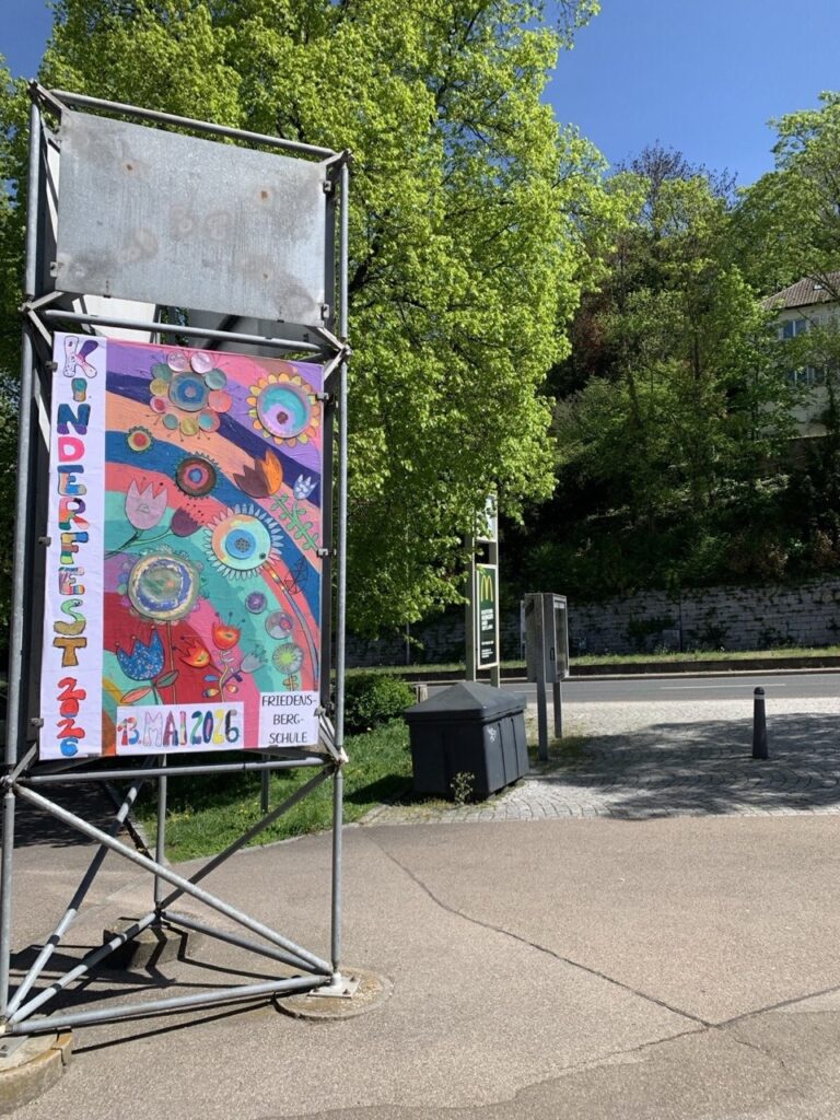 Schild für das Kinderfest